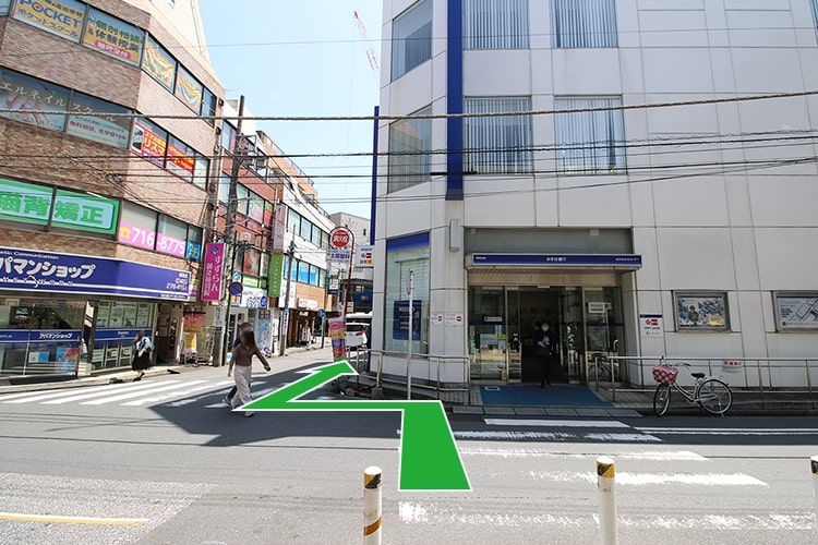 2.東口を出たら「みずほ銀行」の横を奥に進みます。