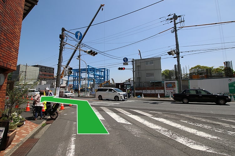 3.突き当りを左に曲がり、しばらく直進します。