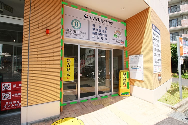 5.店舗入り口右横のこちらの入り口から入り、2階にお上がりください。